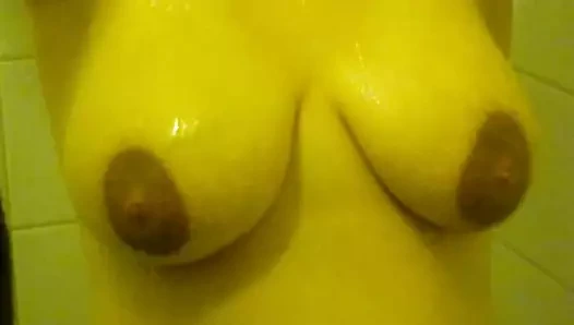 Karısının göğüsleri duşta hızlı zirve