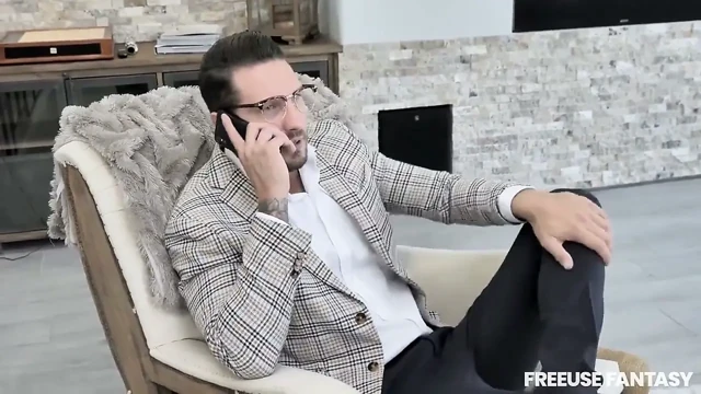 Kendine özgü öğretmen minyon öğrenci Diana Grace üvey babası Quinton James'in alışılmadık yöntemini öğreniyor