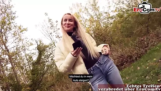 Sıska sarışın Alman milf ile küçük memeler sırasında bir kamu sikme tarih