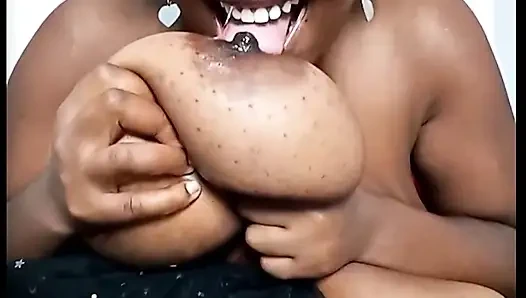 Mastürbasyon ve fışkırtma, tombul kız sert boşalıyor ve yarrağa deli oluyor