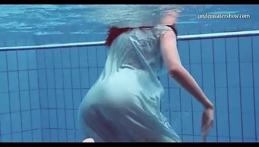 Büyük doğal memeler genç piyavka chehova swim çıplak