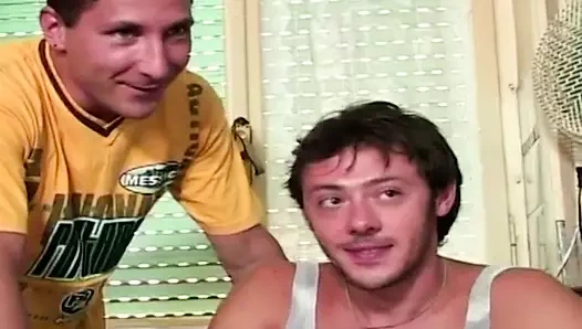 İki azgın sürtük üç azgın adam tarafından sikiliyor