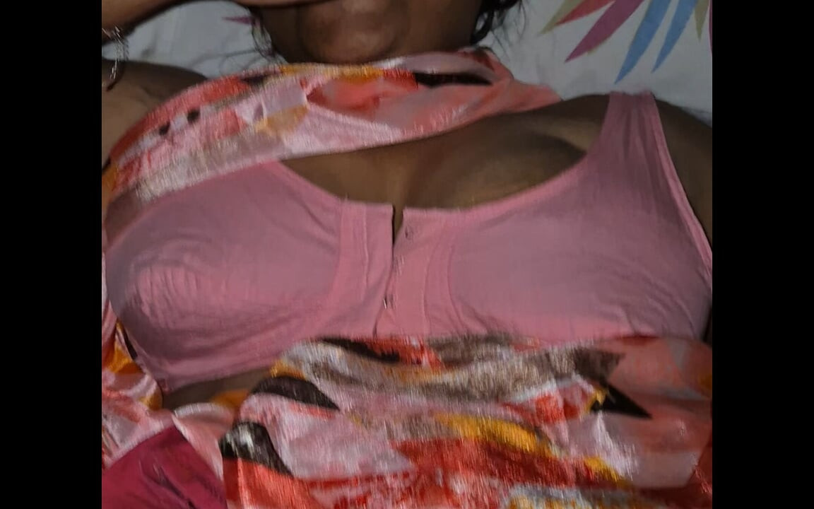 Ev sahiplerim seksi karım gece yarısı hızlı seks için odama geliyor