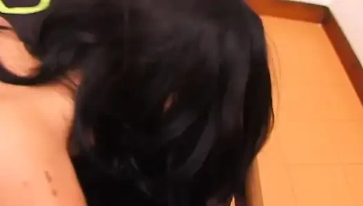 Şehvetli ve azgın esmer amatör bir sahnede sikişiyor