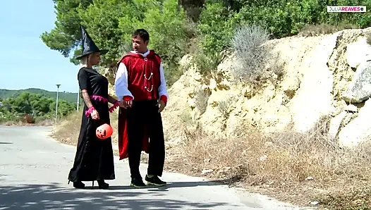 Büyük memeli orta yaşlı seksi kadın büyük bir yarağı emiyor ve başka biri vahşi doğada amını itiyor