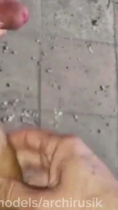 Terk edilmiş fabrikada kirli sik ağızda, sissy femboy orospu sik emiyor | Bölüm 1