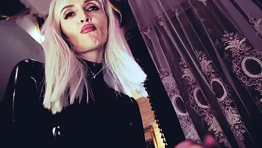 Ateşli domina eva lateks yarakla oynuyor cbt oyuncakları bdsm sapık kadın egemenliği fetiş orta yaşlı seksi olgun sahibe sarışın