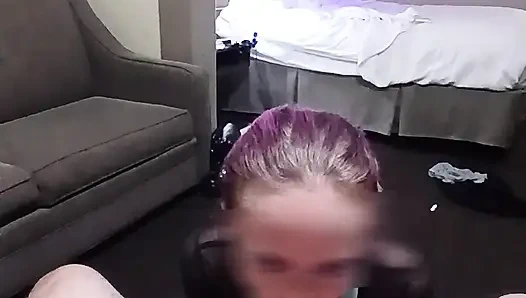 Futbol oyuncusu oyunu kazandıktan sonra edepsizleşiyor ve iki kez dölleniyor, büyük bir yarağa tapıyor ve amını yediriyor.