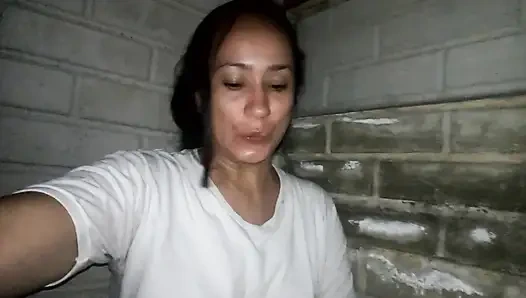 Komşularımın önünde evimin balkonunda mastürbasyon yapıyorum ve fışkırtıyorum