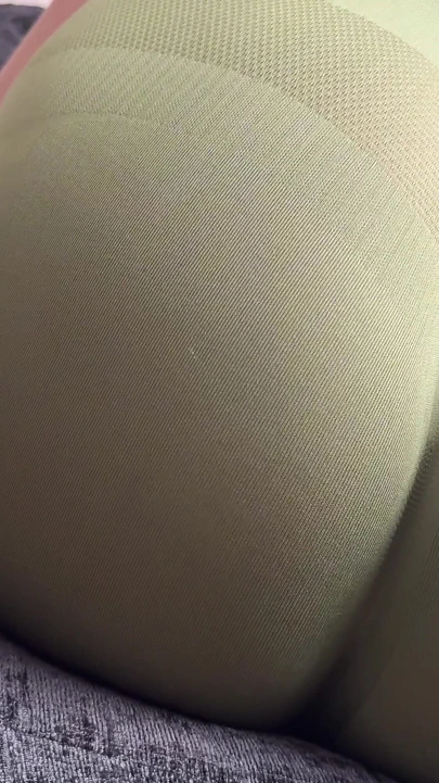 Yoga taytlı kız osuruyor