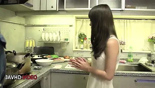 Yaramaz Asyalı esmer ev hanımı bugün erotik fantezilerini şımartıyor