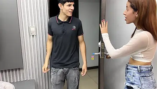 Küçük üvey kız kardeşimin bekaretini alıyorum ve sıkı amından intikam alıyorum, sonunda amını ilk kez kırıyorum