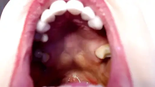 Her iki kızın ağzında büyük geniş