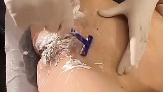 Olgun kızıl saçlı hasta doktorlar tarafından tıraş ediliyor ve oyuncakla sikiliyor