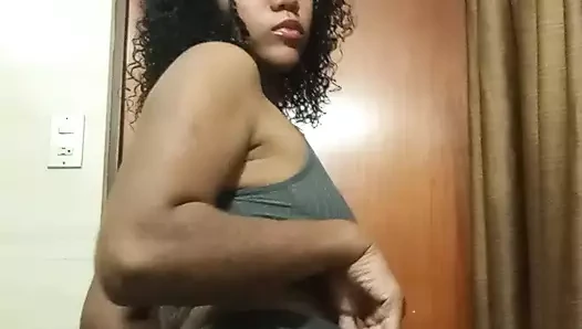 Indi Teyze sıcak vücudunu gösteriyor