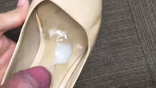 iş arkadaşının topuklu ayakkabılarına boşalan