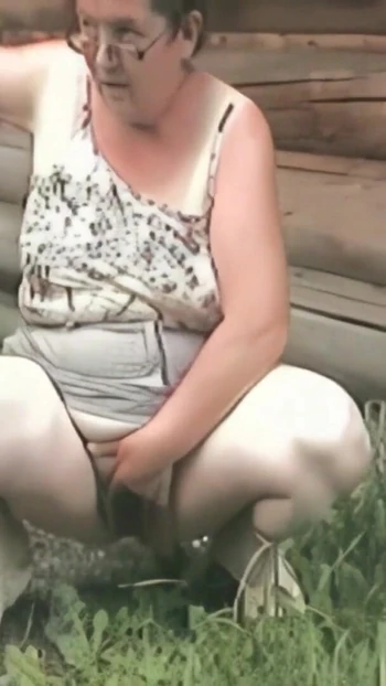 Падающий по челюсти момент из "Частные размышления: немецкая зрелая трахает себя огромным дилдо"