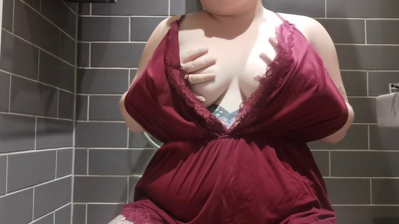 Fstytheclown duştan önce seksi iç çamaşırından soyunuyor