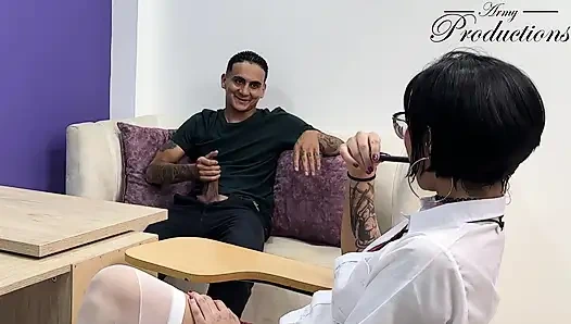 Müdür öğrencileri yakalıyor ve vahşi bir ffm üçlü grup seks için katılıyor