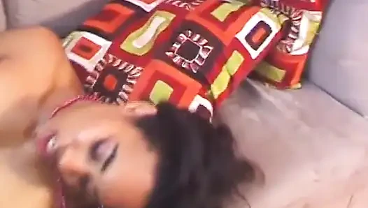 Seksi zenci hatun amcık sikişiyor dildoyla oynuyor... ağzına boşalma