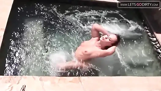 Havuz çocuğu anal seks seviyor