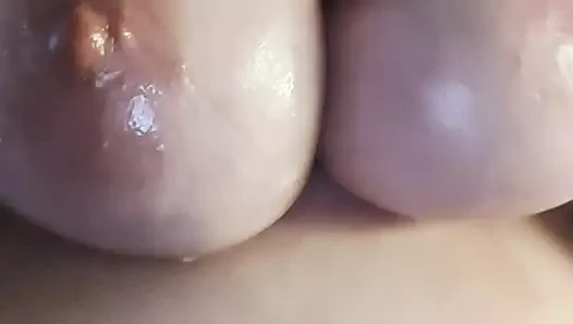 Büyük meme uçları ve pompalama kedi