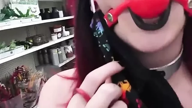goth kız esnemeler içinde kamu
