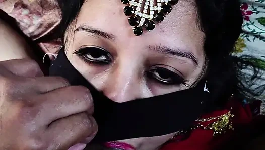 Güzel Hintli evli kadın komşu zengin oğlanla sikişiyor