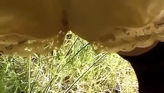Açık havada sidik pantolonlu kadın
