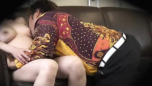 Olgun Japon bayan sert bir binerken inliyor