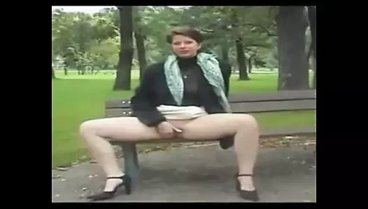 Parktaki bankta sidik