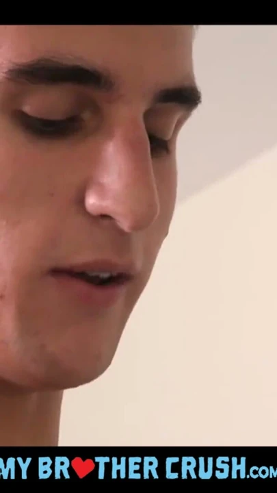 Jock üvey kardeş, twink kardeşlerin günlüğünü okur, ezilmeyi ortaya çıkarır | Klip 1