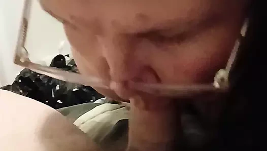 Kendim qhilesucki üvey babamın sikini oynuyorum