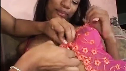 Zenci lezbiyen sürtükler dildoyla sikişiyor