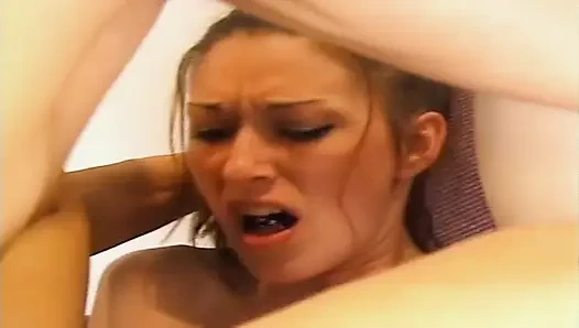 Sıska esmer hatun sert sikiliyor ve yüzüne boşaltıyor