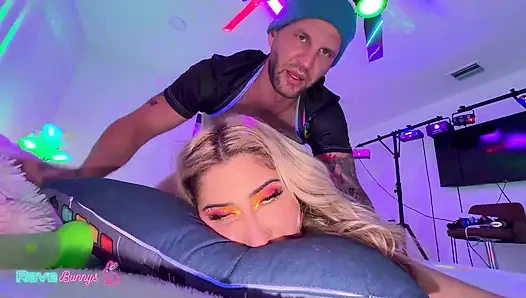 Dahlia Noire parlayan tıkaçlı pembe file çoraplar ve Brian deliklerini genişletiyor