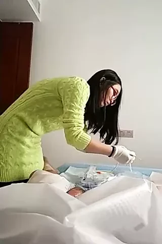 Asyalı üniversite öğrencisi-erkek kateter