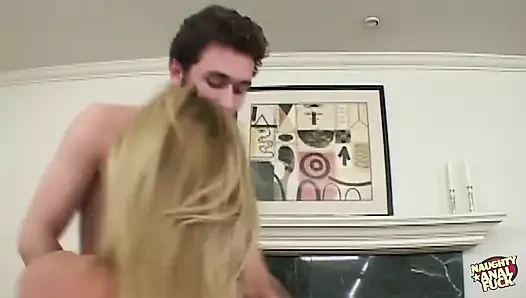 Darryl Hanah kocası uzaktayken yüzüne boşalanan bir ziyaretçi alıyor