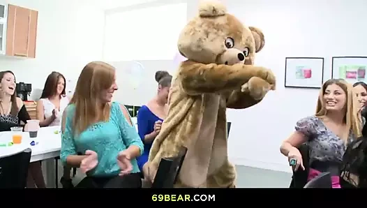 Azgın sürtükler dansçıların yarağını emmek için sabırsızlanıyor