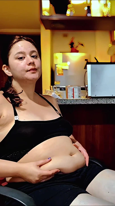 Nicole'ün burger göbek doldurma seansı