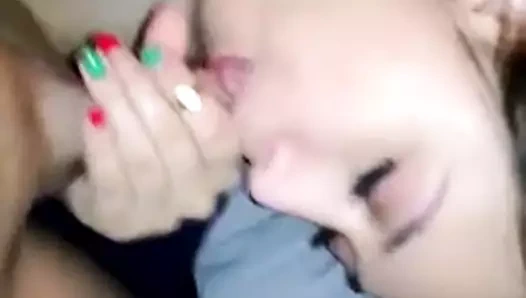 Kelly kameraya kafa verir