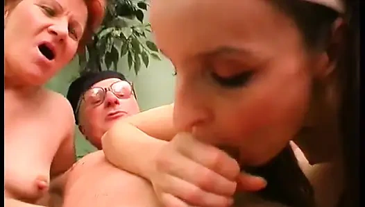 Трахаю симпатичную юную брюнетку, пока его зрелая жена помогает