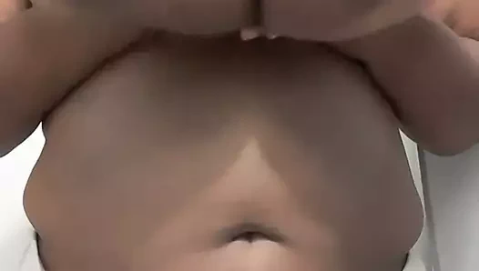 bu kız üzerinde 36 nnn size göğüsleri