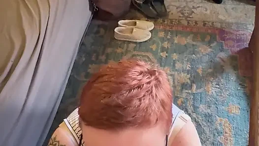 Kızıl saçlı üvey anne üvey oğullarının canavar yarağını emiyor