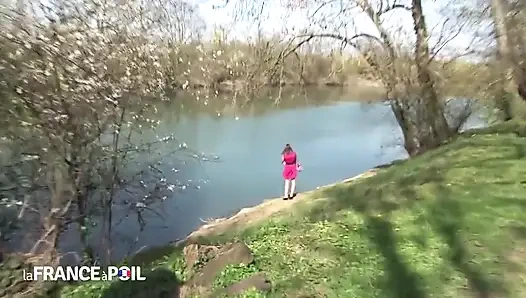 Utangaç esmer seksi çıplak fotoğraflar ve daha fazlası için pozlar atıyor