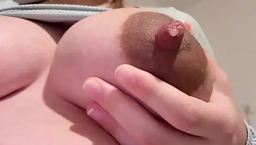 Hamile Hintli üvey kız kardeş banyoya giriyor ve büyük göbeğini gösteriyor, sonra