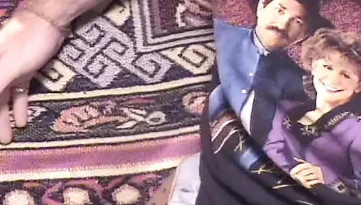 Orta yaşlı seksi kadın sıcak dölle püskürtülmeyi seviyor