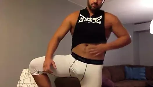 Str8 kas sporcu adam gösterilen şişkinlik içinde spandex