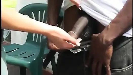 Yırtık zenci adam sakso çekiyor ve dik memeli seksi hatunu sikiyor