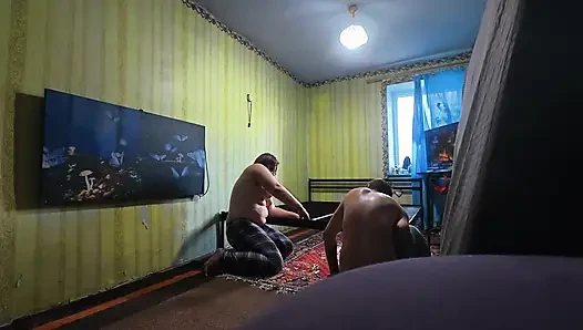 Kamera arkası, kesilmemiş. Yeni bir seks yatağı inşa ediyoruz